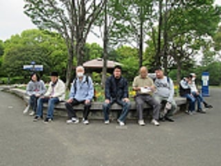 昭和記念公園で休憩中のみんなを記念撮影